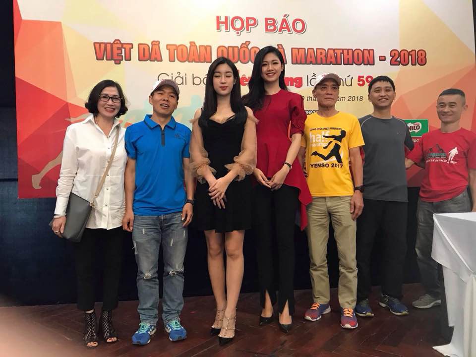Nhóm VĐV phong trào tại buổi họp báo giải Việt dã báo Tiền Phong 2018