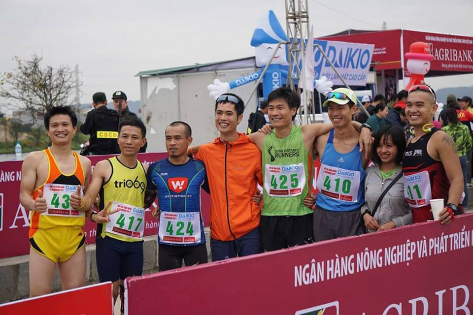 Anh Âu Mạnh Toàn (thứ 2 từ trái sang) tại giải Việt dã báo Tiền Phong 2017