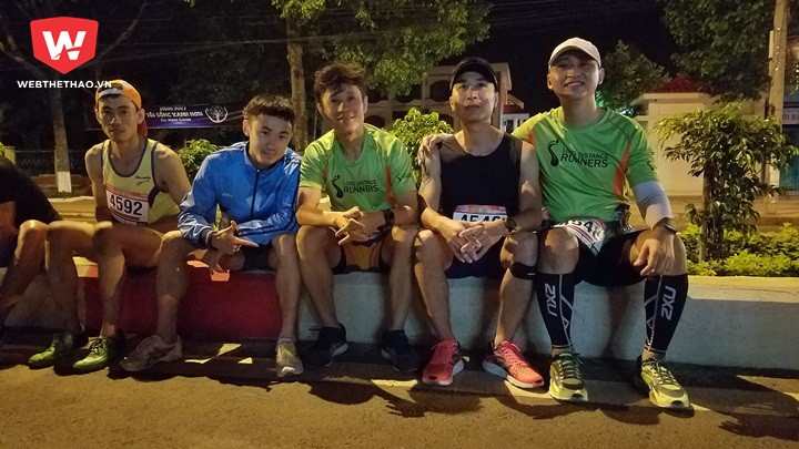 Bùi Thế Anh (thứ 2 từ trái sang), ƯCV vô địch marathon thư giãn trước khi chạy đua cùng các VĐV phong trào