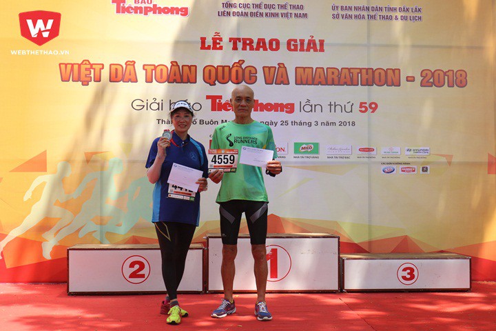 Hai VĐV Thanh Bình và Nguyễn Đỗ Hùng (65 tuổi) nhận phần thưởng cho VĐV cao tuổi nhất giải