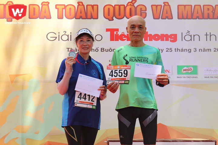 Hai VĐV cao tuổi nhất giải Việt dã báo Tiền Phong, đồng thời là 2 người cao tuổi chạy marathon nhanh nhất Việt Nam hiện nay