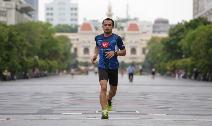 Lần đầu tiên trong lịch sử 58 năm giải Việt dã báo Tiền Phong, PV Webthethao.vn không những đồng hành đưa tin bài mà còn là ''đối thủ'' của các VĐV marathon chuyên nghiệp hàng đầu Việt Nam