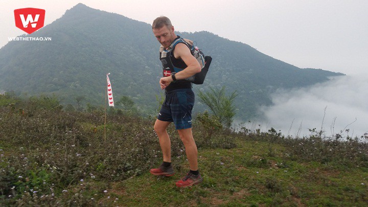 Simon Grimstrup, phó giám đốc giải, chạy bộ lên tận đỉnh 800m để cập nhật thông tin giải
