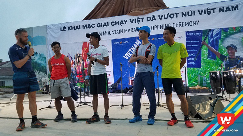 VĐV Cao Ngọc Hà (thứ 2 từ phải sang, Á quân 2016 100km), Trần Duy Quang (hạng 4 2016 100km) cùng giao lưu với nhà vô địch 70km 2013 Simon và Manolito Divina (Philippines, vô địch Asia Trail Master 2016)