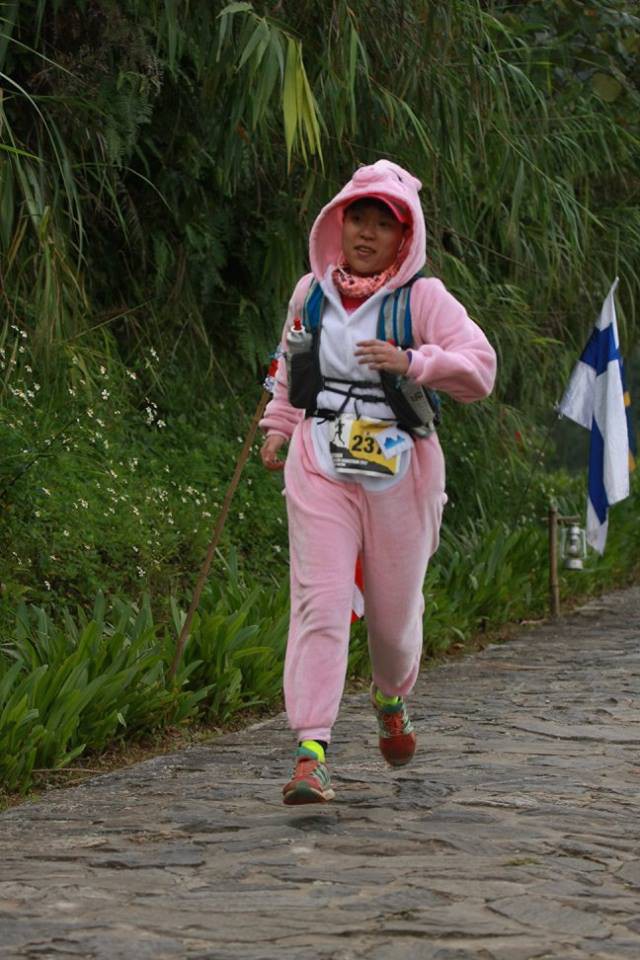 VĐV mặc bộ quần áo bông hình con lợn chạy 21km trong điều kiện nắng nóng