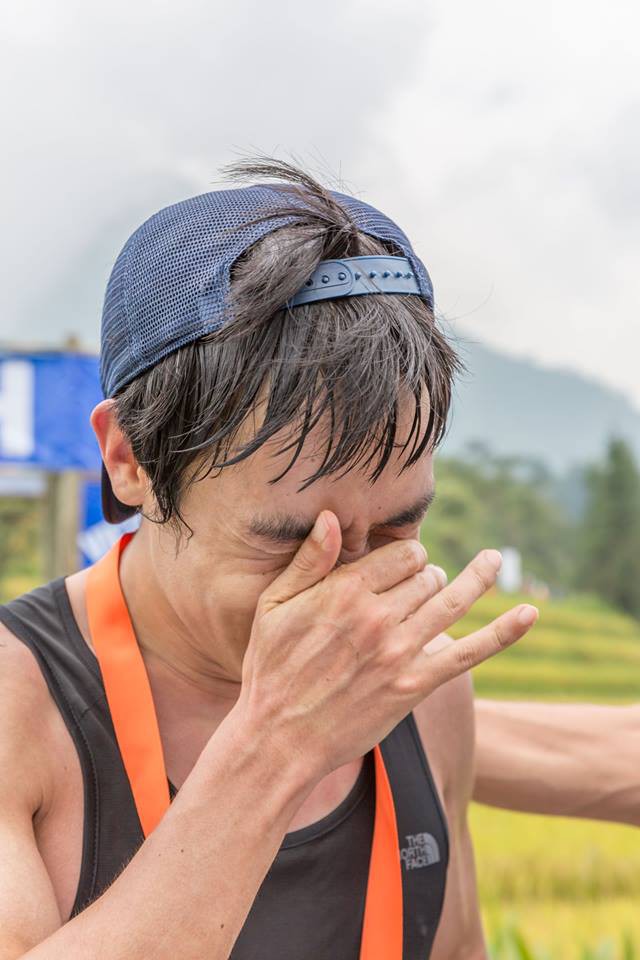Nhà vô địch 42km nam người Hàn Quốc không giấu nổi xúc động khi về đích. Ảnh: VMM