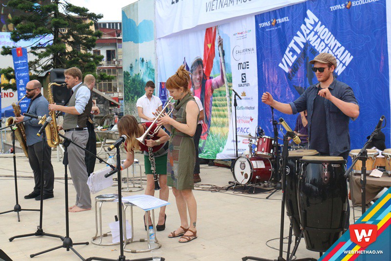 Ban nhạc Hanoi Jazz trình diễn các bản nhạc Jazz hâm nóng cả quảng trường 