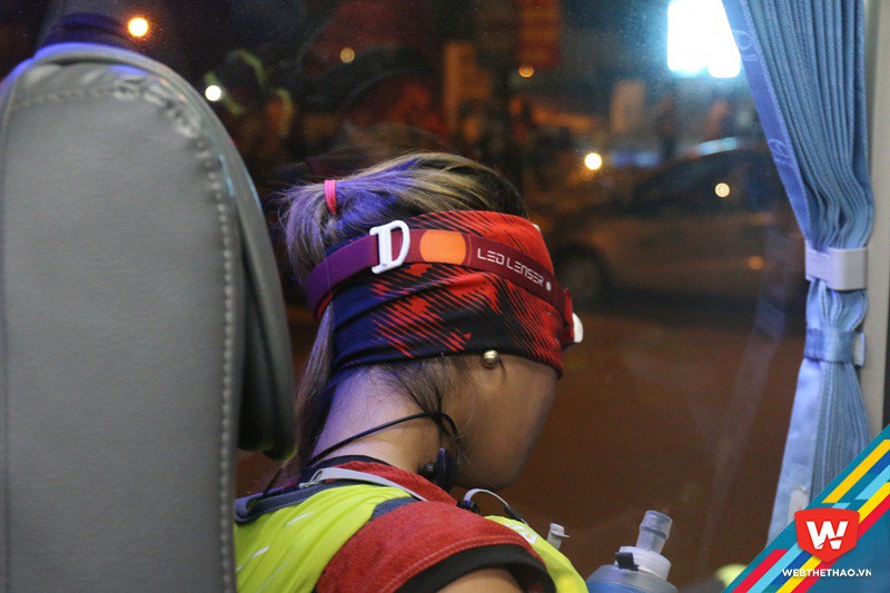 VĐV Thanh Vũ, cô gái ''lòng vòng'' quanh thế giới tranh thủ ngủ trên xe