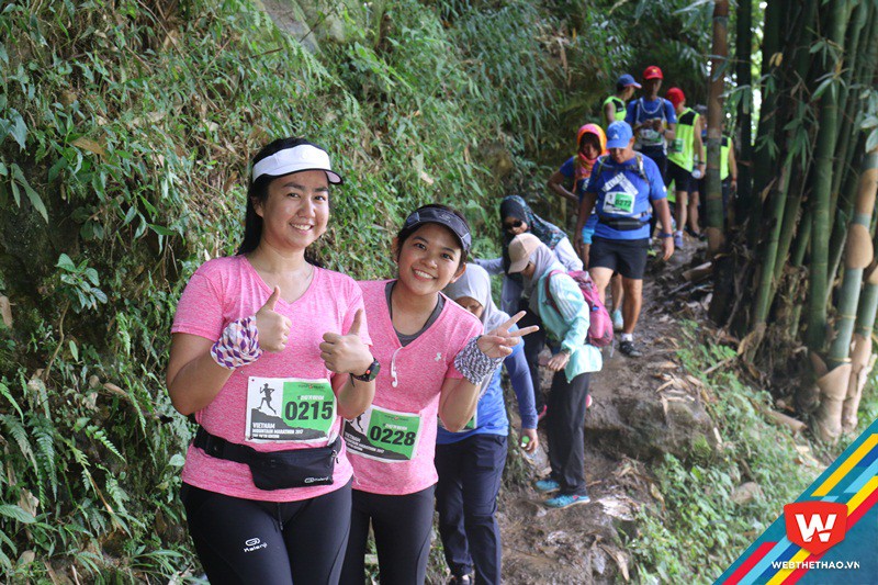 Vừa chạy vừa ngắm cảnh nên cảnh ''tắc đường'' kéo dài trong 3,4km đầu tiên, hình ảnh hiếm thấy ở vùng cao này