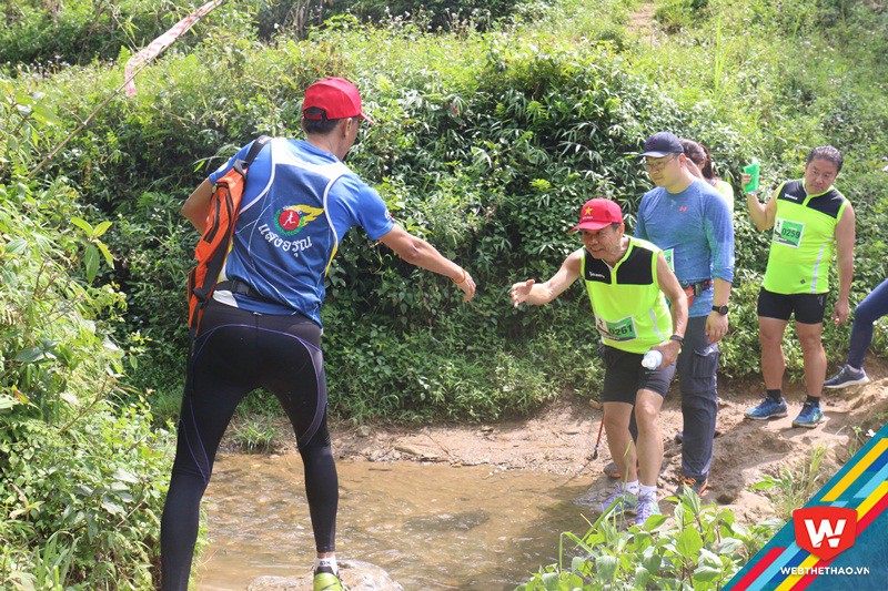 Các runner không phân biệt quốc tịch, màu da luôn sẵn sàng hỗ trợ nhau để vượt qua các chướng ngại vật trên đường chạy