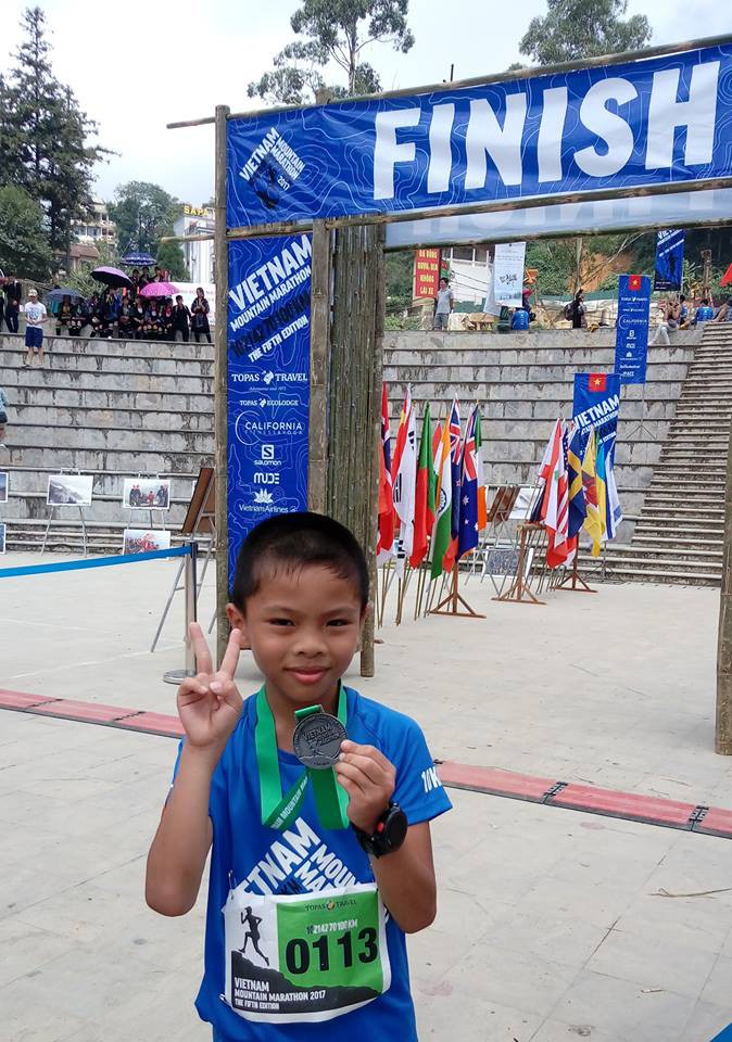 Nguyễn Chí Dũng (9 tuổi) với tấm huy chương 10km chạy trail đầu tiên trong đời
