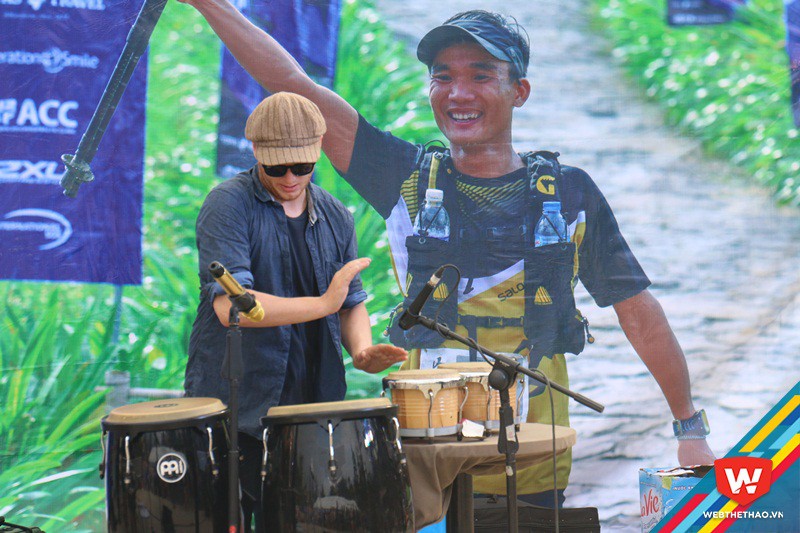 Ban nhạc Hanoi Jazz trình diễn các bản nhạc Jazz hâm nóng không khí giải chạy ở quảng trường thị trấn Sa Pa cũng như khu vực đích Topas Ecolodge