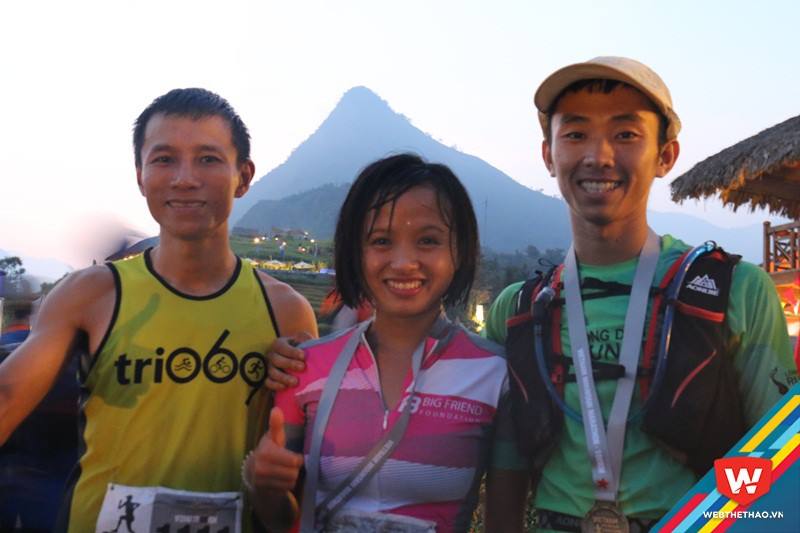 Nguyễn Thị Đường (giữa) giành giải 3 100km nữ bên cạnh 2 VĐV nam Việt Nam cũng hoàn thành 100km khá sớm
