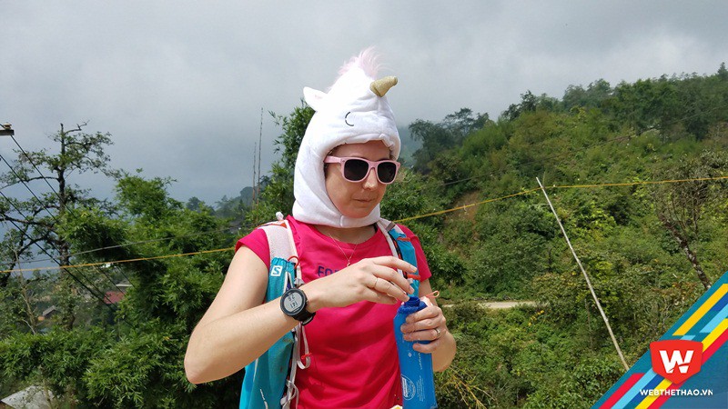 Nữ VĐV nước ngoài này chia sẻ với PV Webthethao, cô mặc chiếc mũ hình con chim này để chồng cô (chạy 100km) nếu có chạy vượt qua thì sẽ dễ dàng phát hiện ra