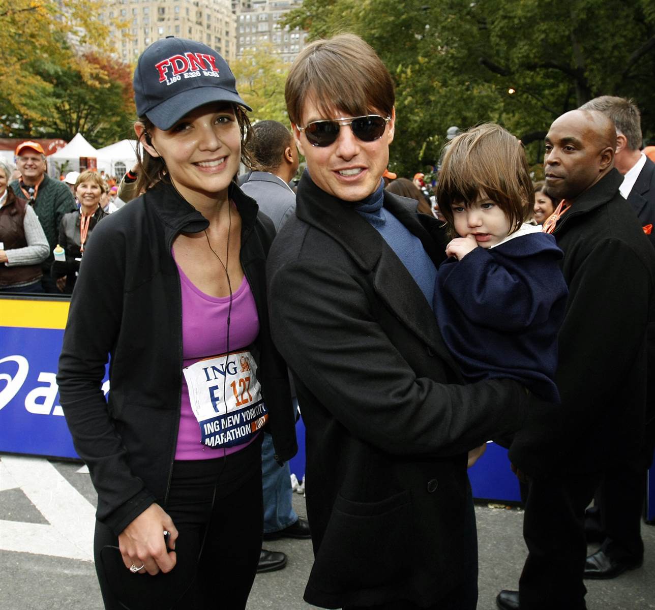 Ngôi sao Tom Cruise cùng con gái Suri ra đón Katie Holmes tại vạch đích