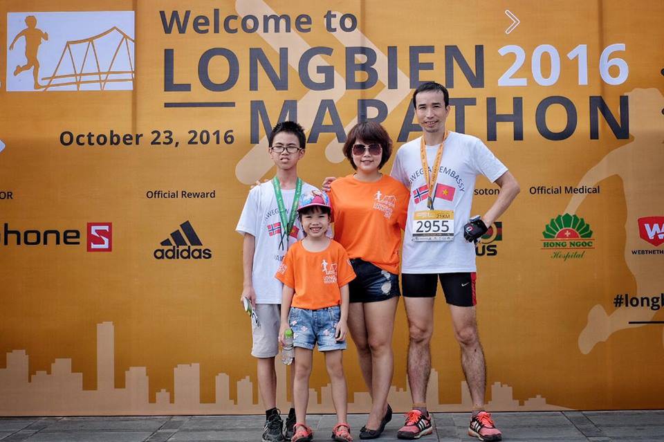 Anh Tiến cùng gia đình tại giải Longbien Marathon 2016. Ảnh: NVCC