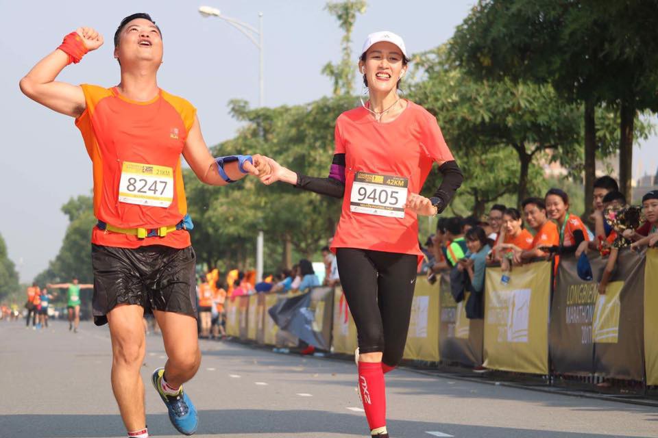 Cô giáo Lê Phương Thùy nắm tay chồng về đích tại giải Longbien Marathon 2017