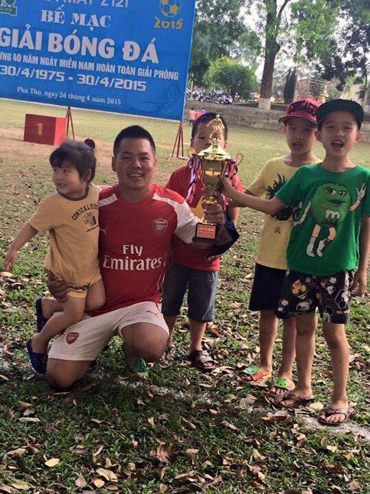 Anh Nguyễn Tiến Hùng và chiếc cúp vô địch bóng đá cùng đơn vị