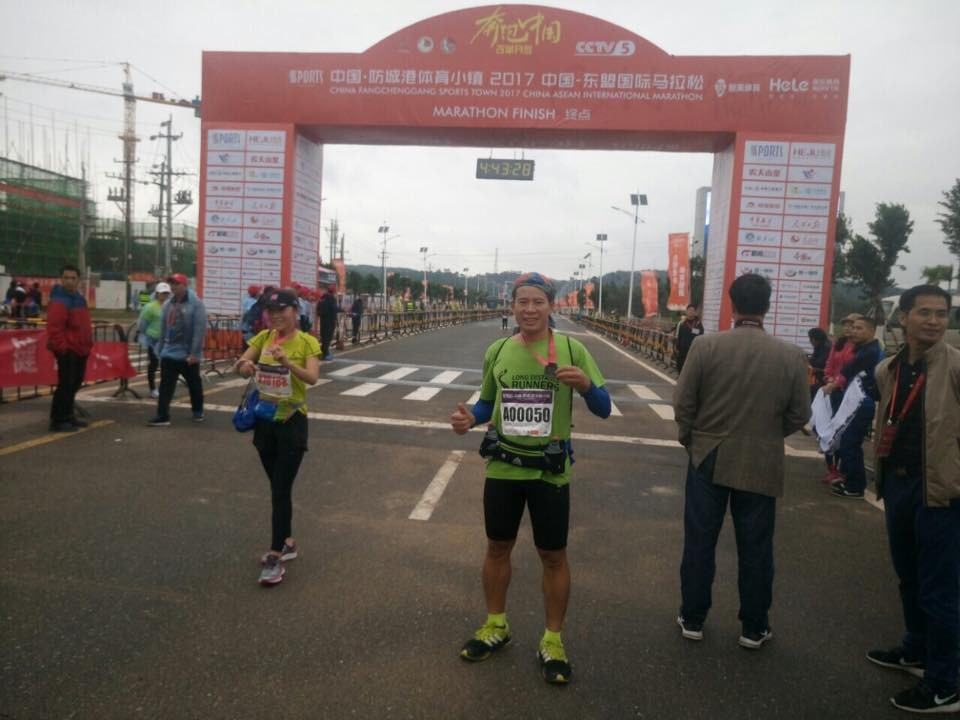 Thầy giáo Lê Đình Thắng tại giải chạy quốc tế China-ASEAN International Marathon ở Trung Quốc cuối tuần trước