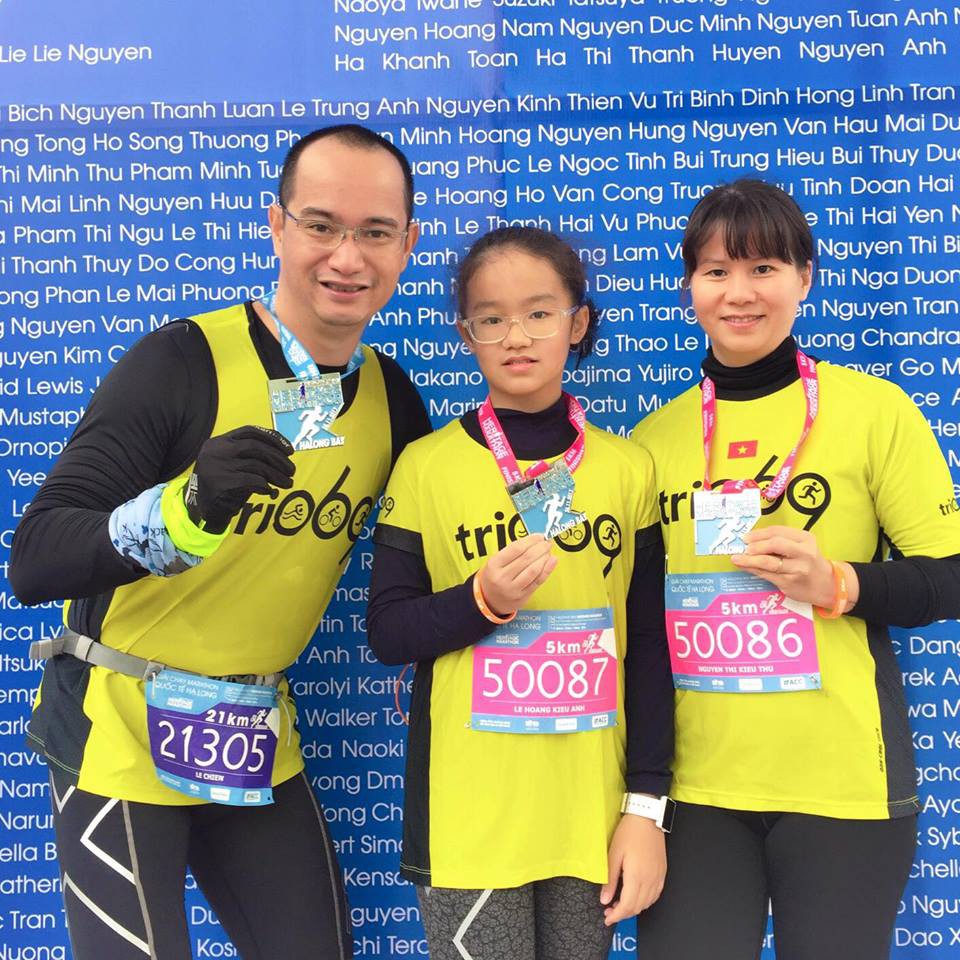 Anh Lê Chiến cùng vợ và con gái tại giải chạy Halong Bay Heritage Marathon 2017