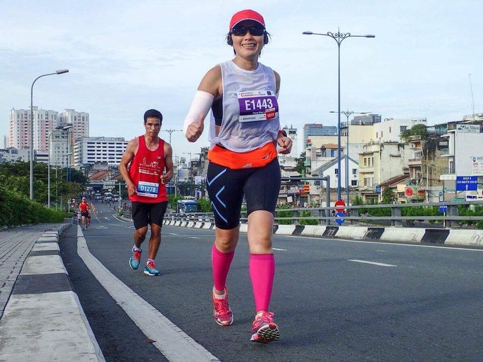 Chị Hoàng Huỳnh (CLB VietRunners & Friends) tại giải chạy HCMC International Marathon. Ảnh: NVCC