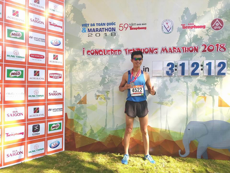 ''Marathoner 6 múi'' Đặng Anh Quyết bên bảng kết quả chạy marathon
