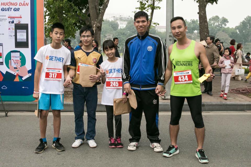 3 bố con anh Tố Hiếu Trung và các bạn chạy khiếm thị tại sự kiện Chạy với tôi - Run 2Gether. Ảnh: NVCC