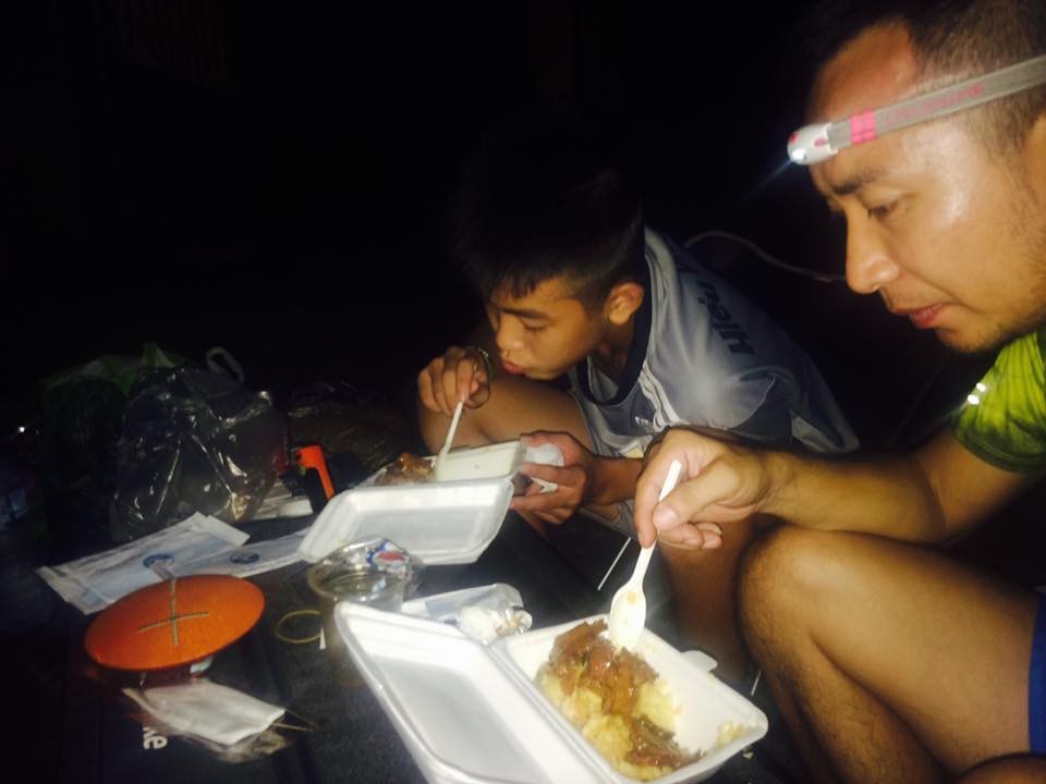 Anh Tô Hiếu Trung và con trai Tô Hiếu Phong ăn đêm trước khi tham gia giải chạy Loop Ultra Trail tại Sóc Sơn (Hà Nội). Ảnh: NVCC