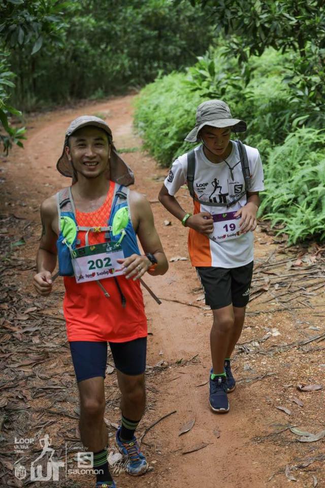 Hai bố con anh Tô Hiếu Trung tại giải Loop Ultra Trail 2017. Ảnh: NVCC