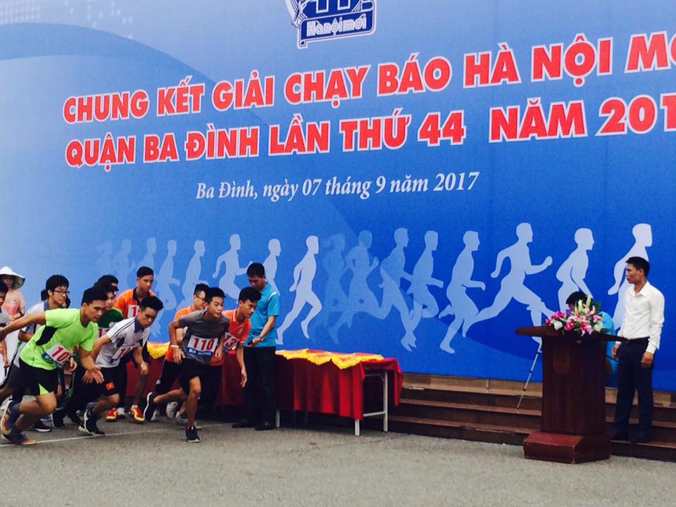 Tô Hiếu Phong (bib 110) tại VCK giải chạy báo Hà Nội Mới quận Tây Hồ. Ảnh: NVCC. ''Chạy bộ sẽ giúp cháu có sức bền thể lực để chơi bóng rổ''