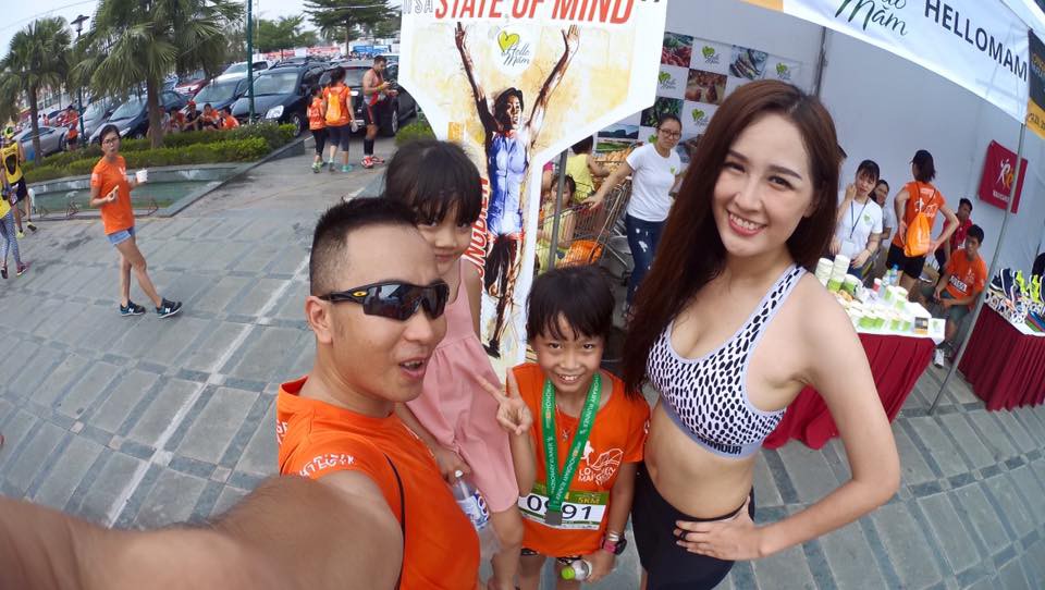 Hai bố con chụp ảnh kỷ niệm với Hoa hậu Mai Phương Thúy tại giải Longbien Marathon. Ảnh: NVCC
