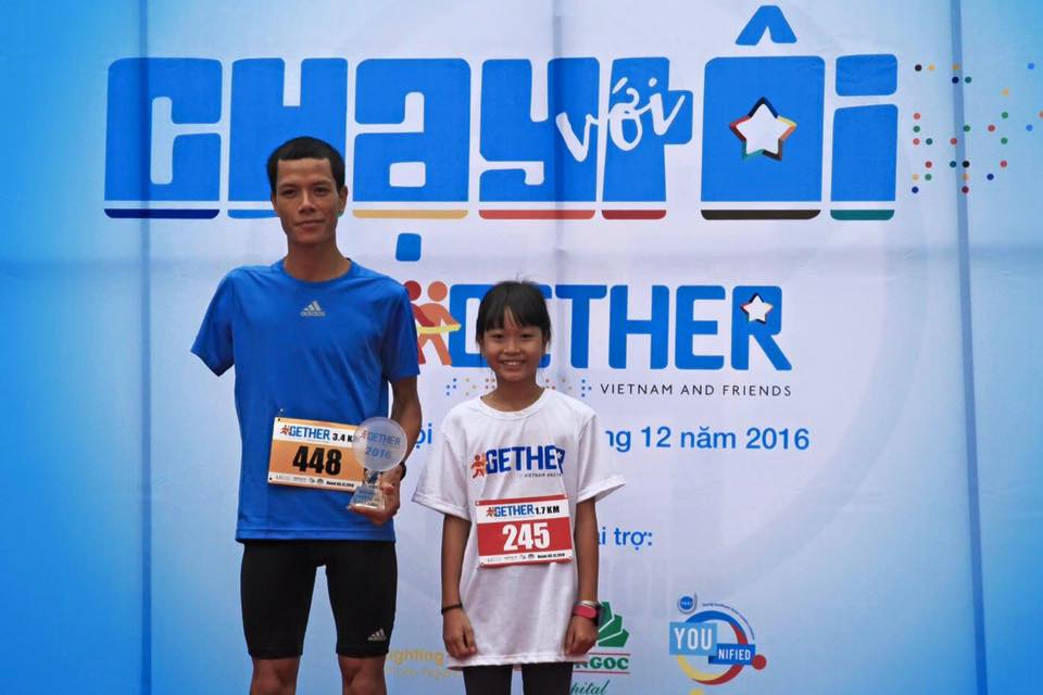 Tô Lê Khánh Vy, con gái anh Tô Hiếu Trung trao giải cho VĐV Trần Văn Đức, nhà VĐ ParaGames 2015 tại giải Chạy với tôi - Run 2Gether 2016. Ảnh: Chạy với tôi - Run 2Gether
