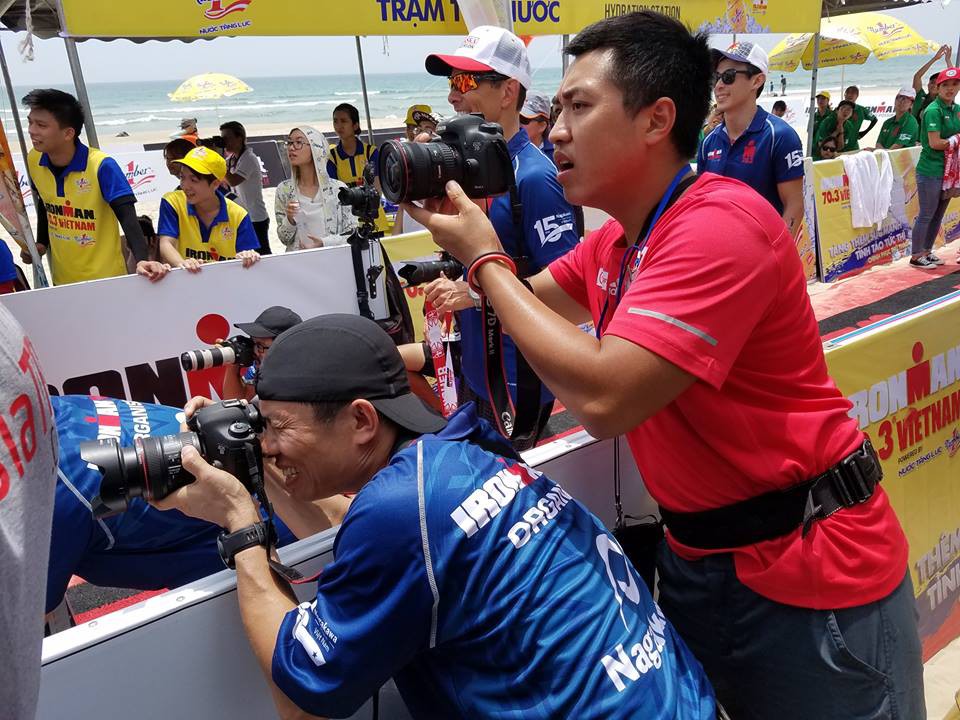 NAG Xuân Đỗ và PV Webthethao đang tác nghiệp tại vạch đích giải Ironman 70.3 Vietnam 2016