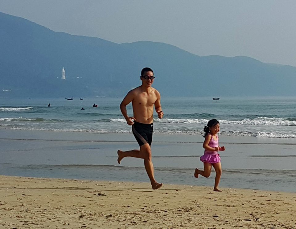 ''Tôi thích chạy trên bãi biển''. Ảnh: Nguyễn Hoàng Long