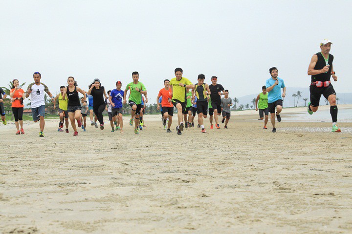 Chạy bộ trên bãi biển mang lại trải nghiệm thú vị, khác hẳn so với chạy đường nhựa. Ảnh: Hanoi Triathlon Club