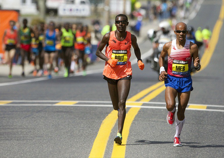 Meb Kelefzighi (phải) trên đường chạy ở giải Boston Marathon 2014