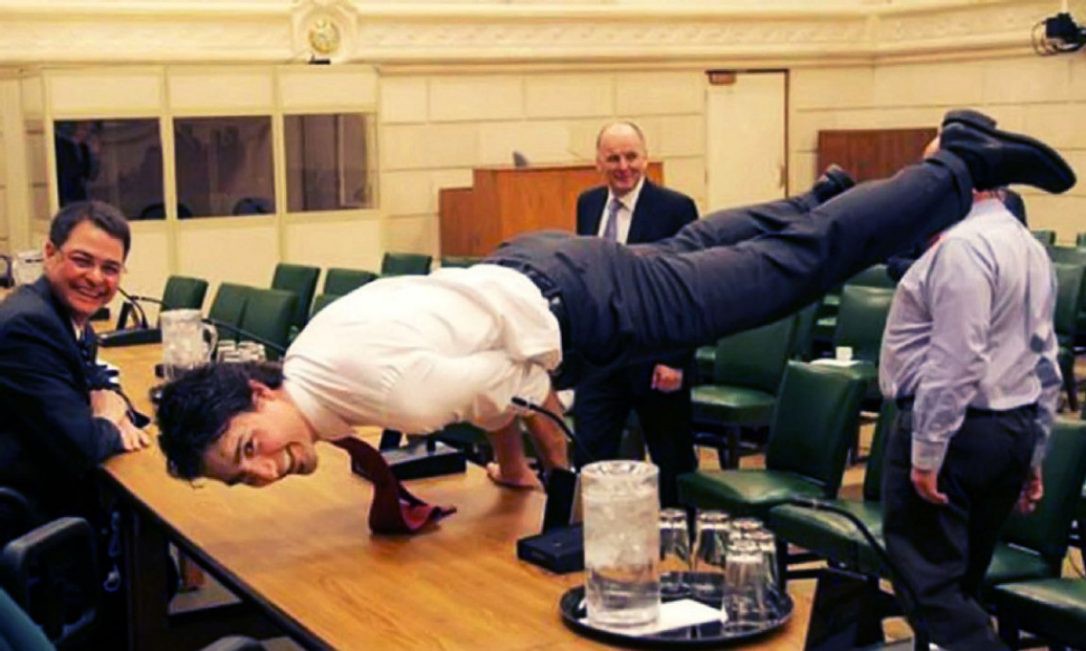 Bức ảnh Justin Trudeau biểu diễn tư thế peacock pose gây bão mạng