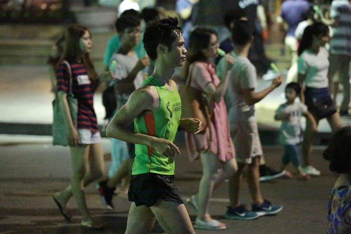 Hàng ngàn người đi bộ buổi tối cuối tuần ở Hồ Gươmg dường như không quan tâm đến một runner có dáng chạy mảnh khảnh...