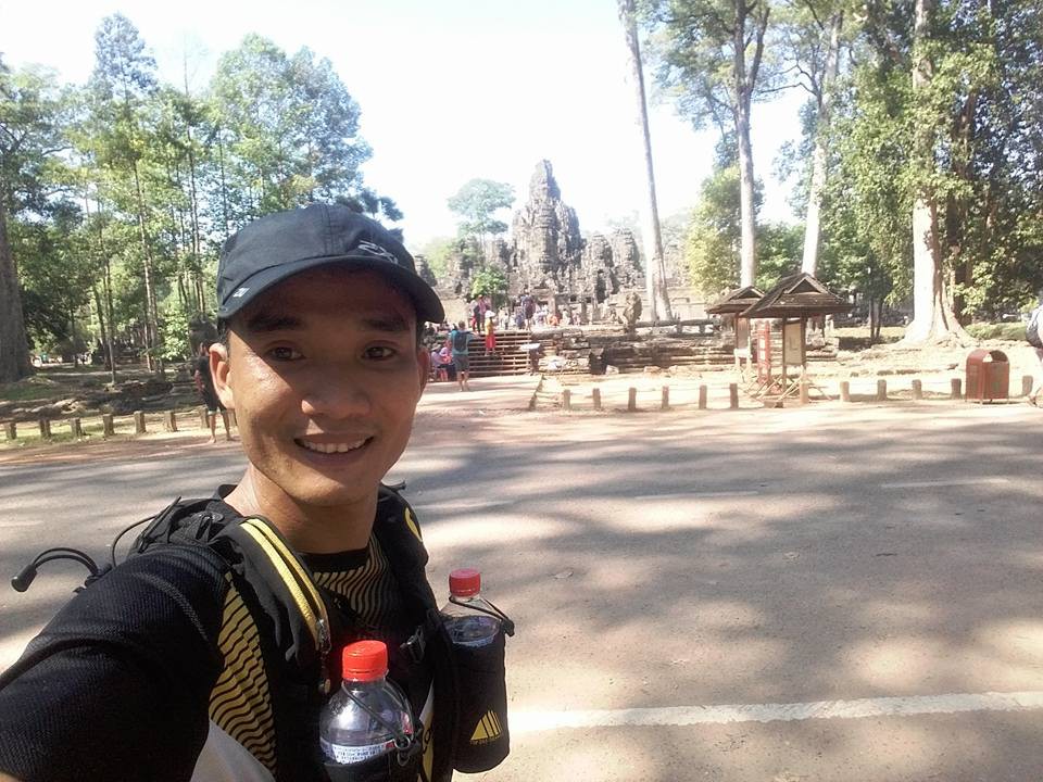 Duy Quang trên đường chạy ngang qua một ngôi đền trong quần thể di sản Angkor Wat
