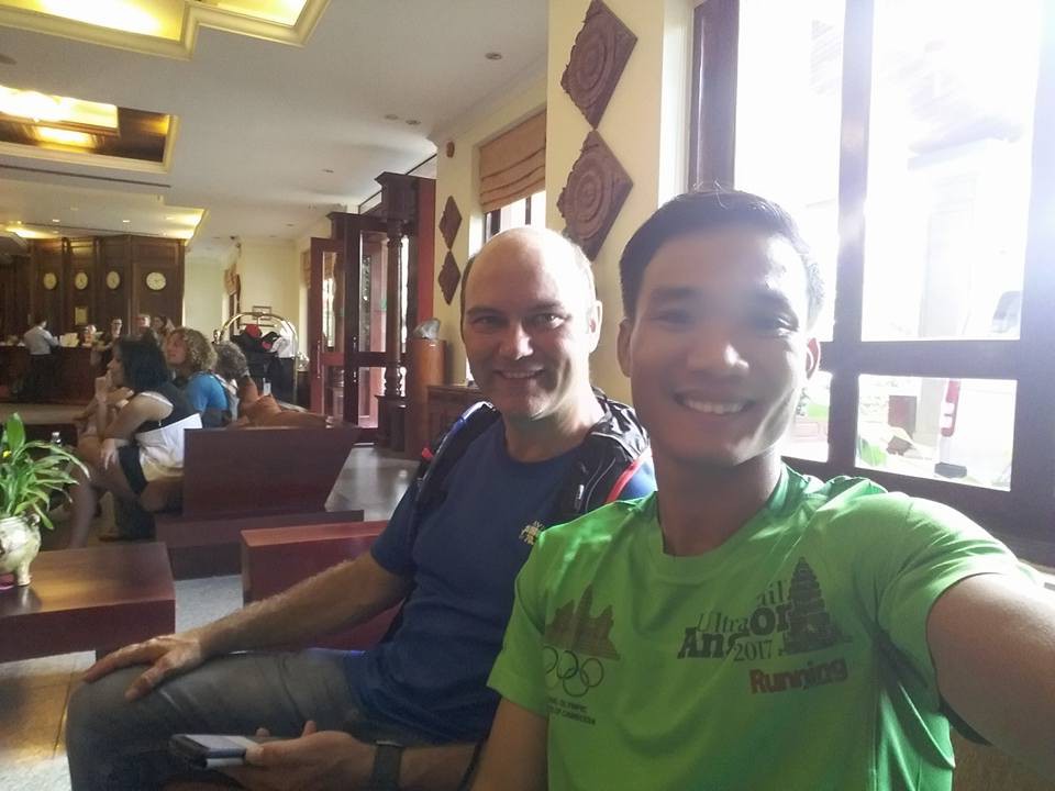 Trần Duy Quang cùng Marcel Lennartz, VĐV người Pháp hiện đang sinh sống tại Tp.HCM tham gia cự ly 64km