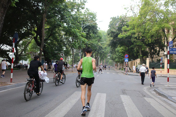 Trời tảng sáng cũng là lúc người dân thủ đô bắt đầu ngày mới với những hoạt động thể dục thể thao, đông nhất là đạp xe. Cao Ngọc Hà vẫn đang chạy một cách bền bỉ.