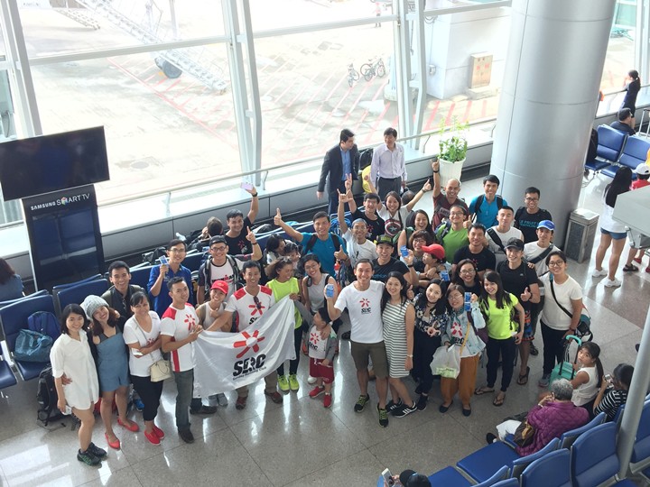 Các thành viên CLB Sunday Running Club trước giờ lên máy bay sang Malaysia