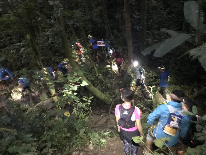 2 đỉnh núi dựng đứng làm khó các runner chỉ ngay sau 1km xuất phát trong đêm tối