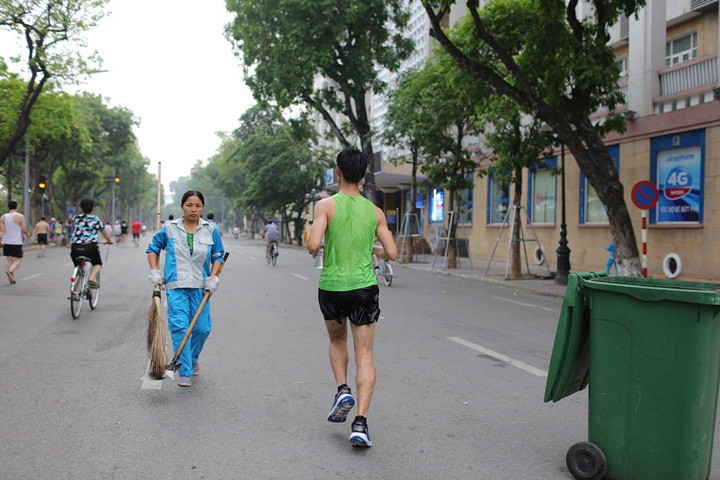 Chị lao công chắc không hề hay biết Cao Hà đã chạy liên tục từ 8h sáng hôm trước.