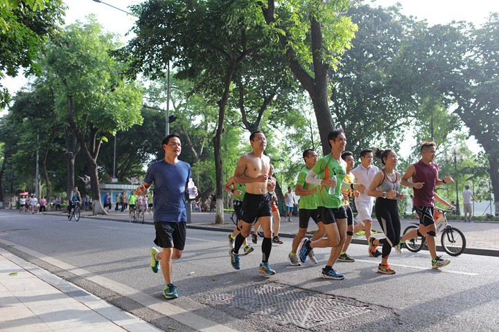 Nắng đẹp lý tưởng cho việc chụp ảnh, nhưng runner không hề thích điều này. Nó làm tăng nhiệt độ cơ thể, làm mất nước và kiệt sức nhanh hơn.