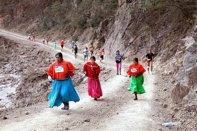 Các VĐV người Tarahumara chạy giải Caballo Blanco (Mexico)