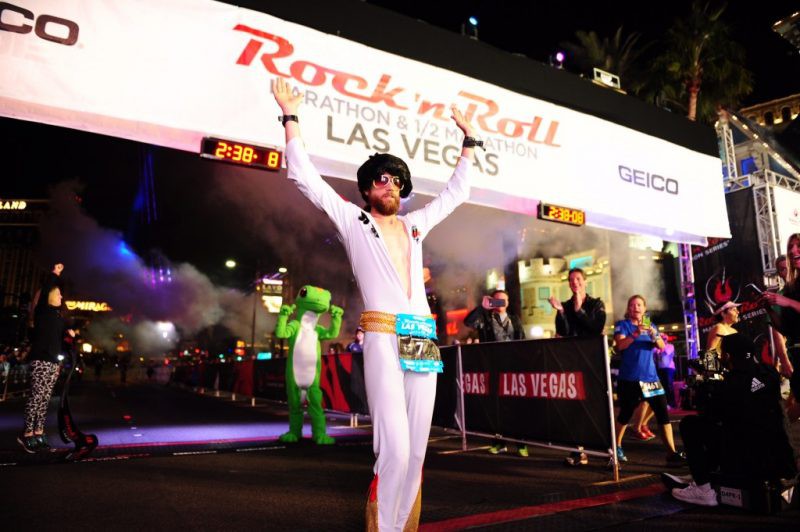 Michael Wardian lập kỷ lục thế giới chạy marathon trong trang phục Elvis Presley tại giải Rock ‘n’ Roll Las Vegas Marathon tháng 11/2016