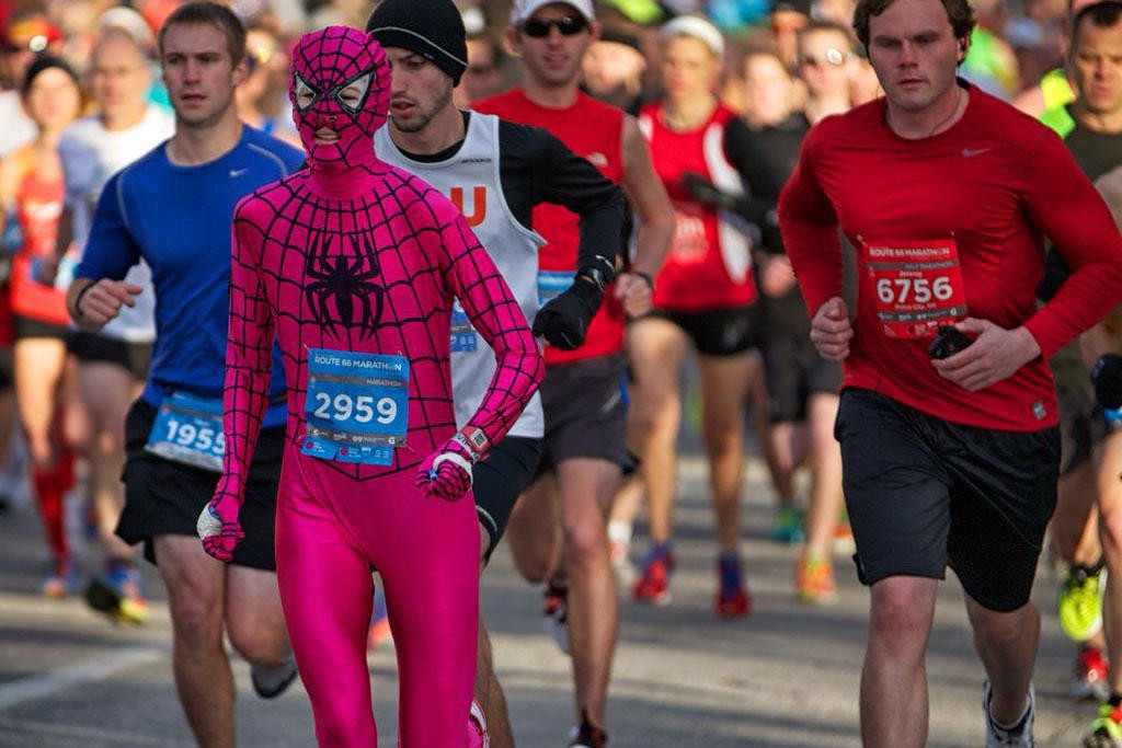 Camille Herron lập KLTG chạy marathon trong bộ trang phục người nhện