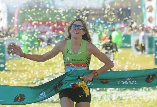 Camille Herron vô địch giải Comrades Marathon 2017 sau khi bị lầm về đích sớm 200m