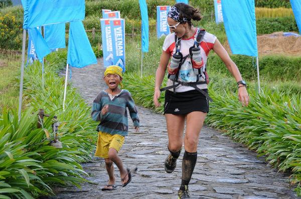 Giàng A Cha, cậu bé 7 tuổi người H'mong chạy cùng VĐV từ đầu đến đích với đôi dép tông tại giải Vietnam Mountain Marathon 2014